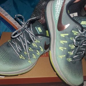 Nike Zoom athletic shoe size "7"